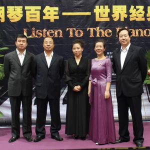 女友被群交成公厕性奴
